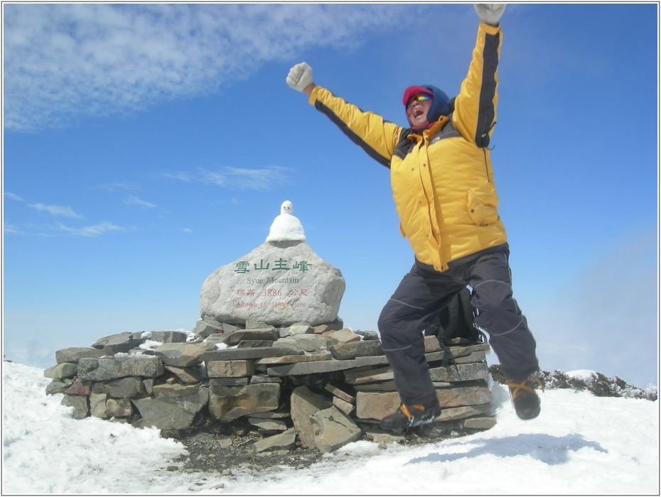 2011-03-08 12-00-50-主峰上玩雪.JPG